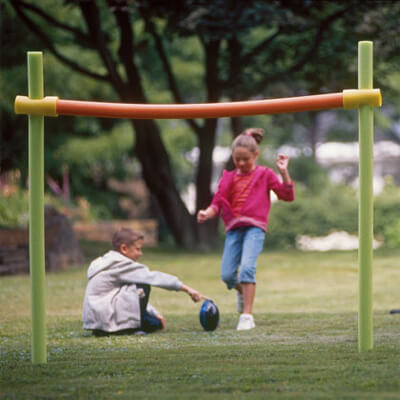 Poteaux de but de football, de FamilyFun, maintenant Spoonful.com. Il suffit d'utiliser des piquets en bois ou en acier pour maintenir les nouilles dans le sol.