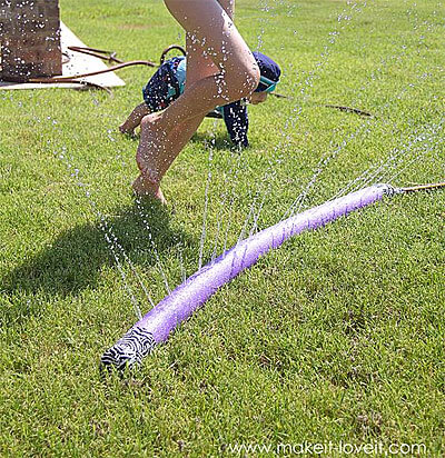 Pool Noodle Sprinkler an Gartenschlauch angeschlossen, von Make It and Love It