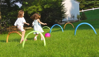 Kick Croquet Lawn Game, by Inner Child Fun, egy szórakoztató játék a gyerekeknek, hogy elégessék az energiájukat.