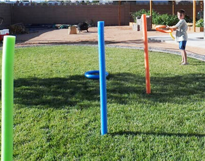 Pool Noodle Ring Toss game, da Joys of Boys, con istruzioni su 5 attività estive di noodle in piscina