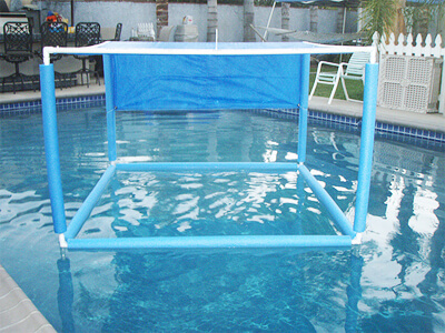 Sombra de piscina flotante, de MyHusbandisCrazy.com, hecha con tubo de pvc y fideos de piscina.