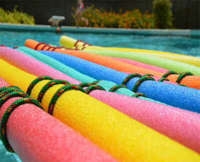 Pool Noodle Raft, aus dem Headley House, könnte ein Lebensretter sein, wenn man auf einer einsamen Insel strandet!