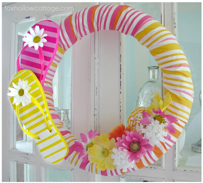 Flip Flop Wreath, fra Fox Hollow Cottage, viser, hvordan du laver en poolnudelkrans, til enhver årstid!