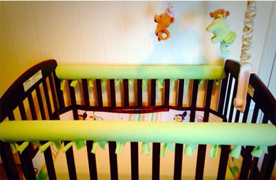 Pool Noodle Baby Crib Rail Bumpers, klädda i tyg, av babyneedlist.com