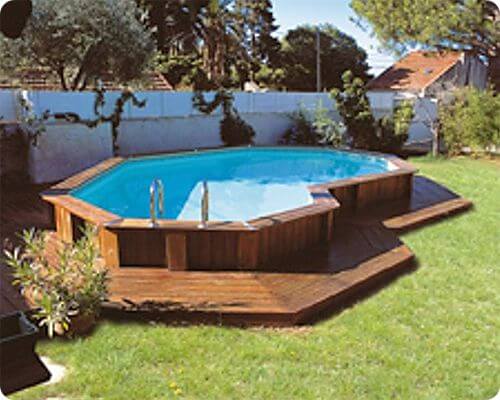 napůl zakopaný nadzemní bazén obklopený kompozitním dřevěným bazénovým pláštěm