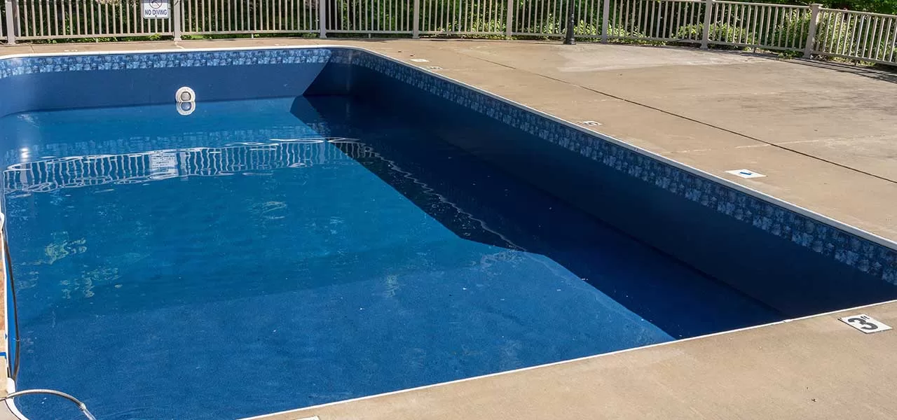 drain and clean vinyl pool