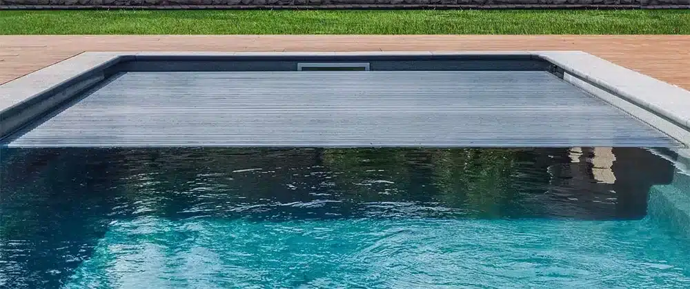 there are many benefits to investing in an automatic pool cover 